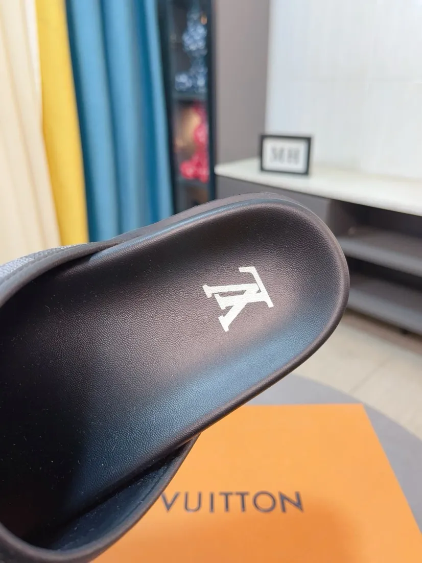 Men's shoes 💰360🌹🌹 (lv-Louis Vuitton) new men's sandals, high-end boutique, exquisite embossed logo decoration on the upper, fine workmanship, super soft soles, casual, loose and comfortable, a must-have in summer! \nsize：38-44